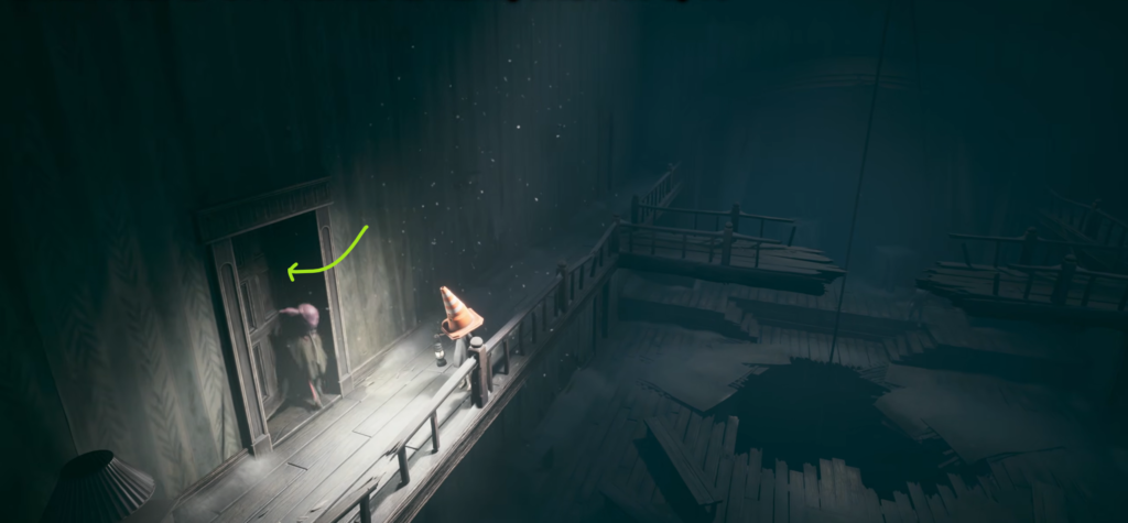 Фигура входит в дверь коридора