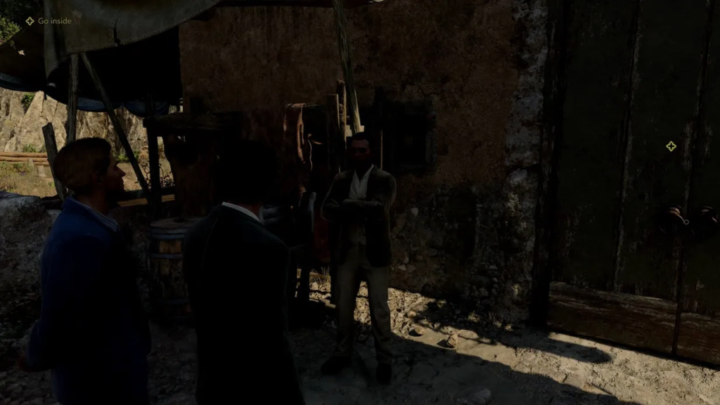 Трое мужчин разговаривают у входа в дом