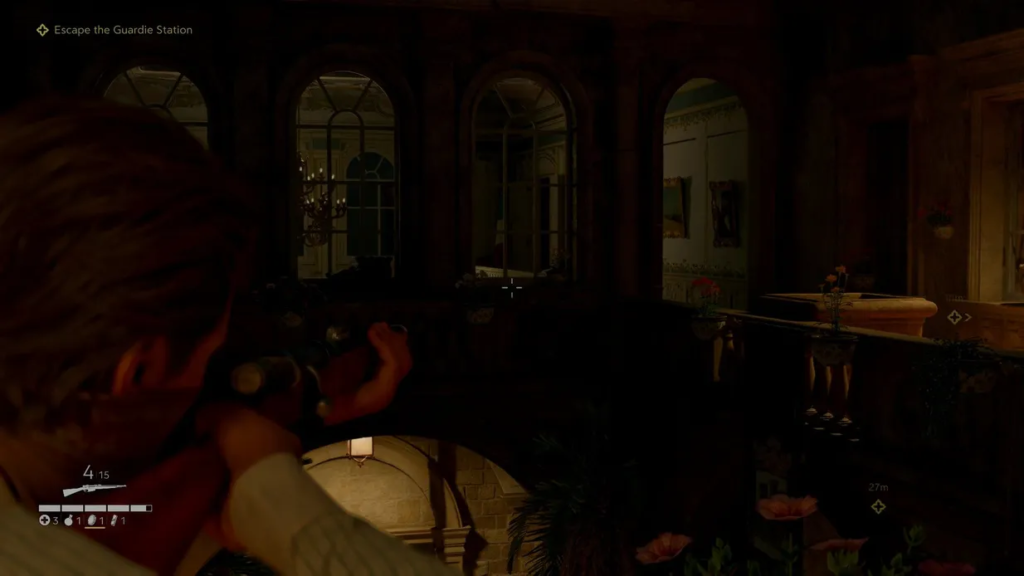 Персонаж целится из винтовки в особняке ночью