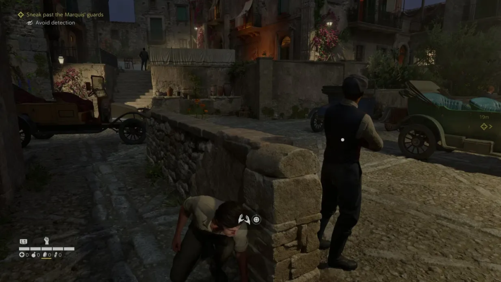 Игрок прячется за стеной рядом с охранником на улице