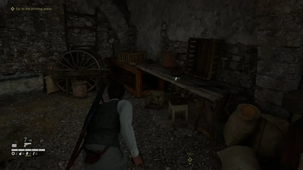 Игрок крадётся в каменном подвале у стола