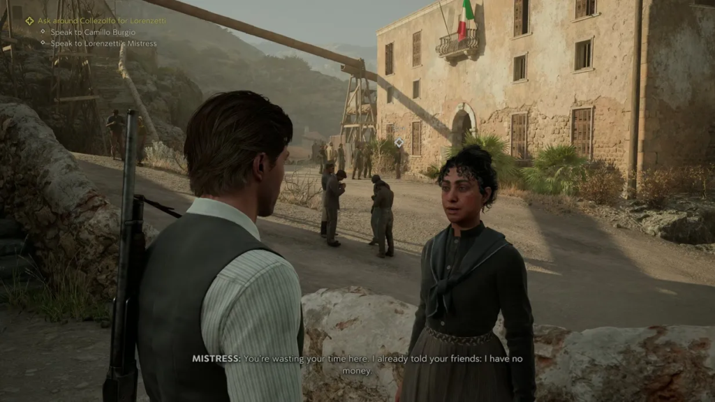 Мужчина разговаривает с женщиной у каменного здания с флагом