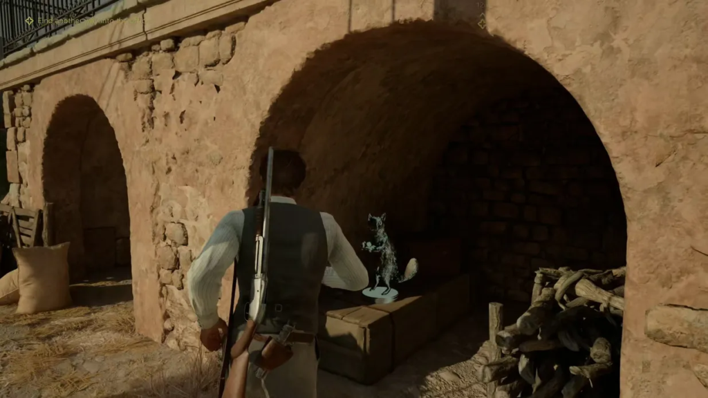 Персонаж держит светящуюся статуэтку лисы у арки