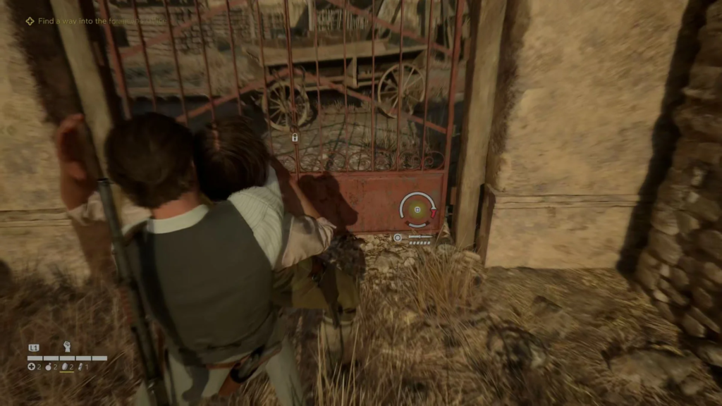 Персонаж взламывает красные ворота у каменной стены