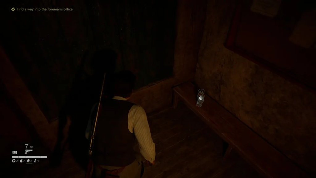 Персонаж в жилете осматривает стол в комнате