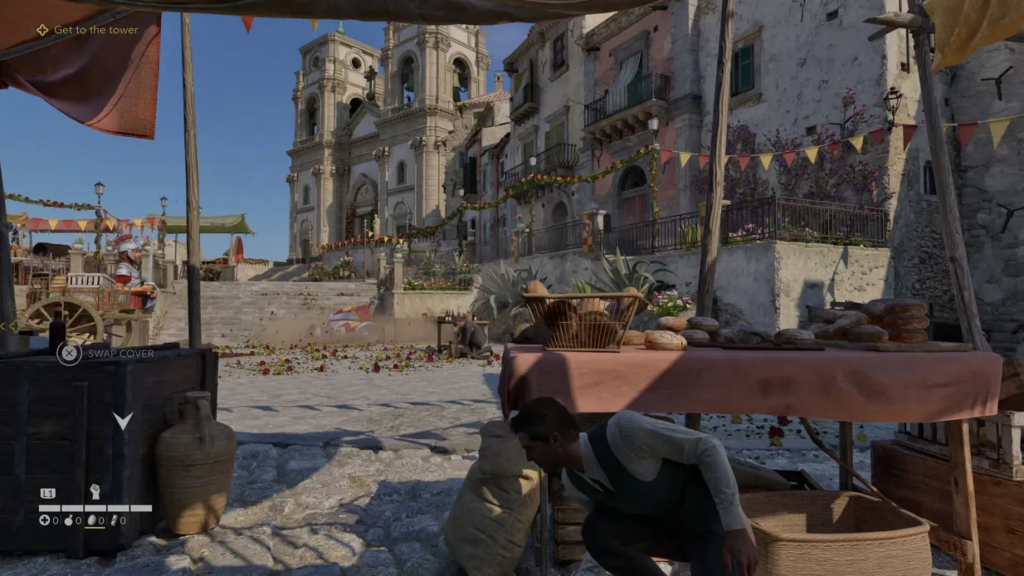 Мужчина прячется за прилавком на городской площади