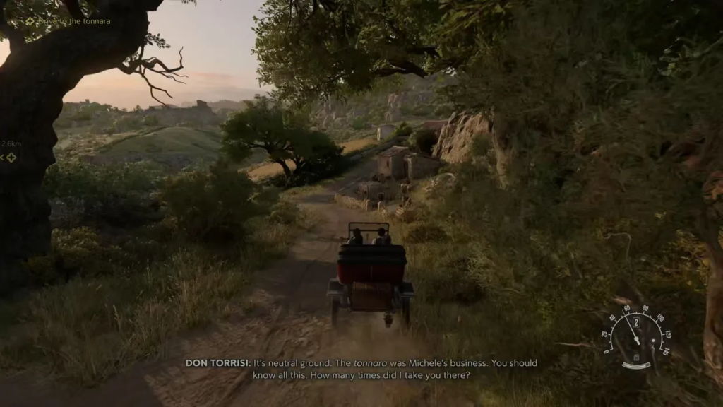 Машина едет по грунтовой дороге среди холмов