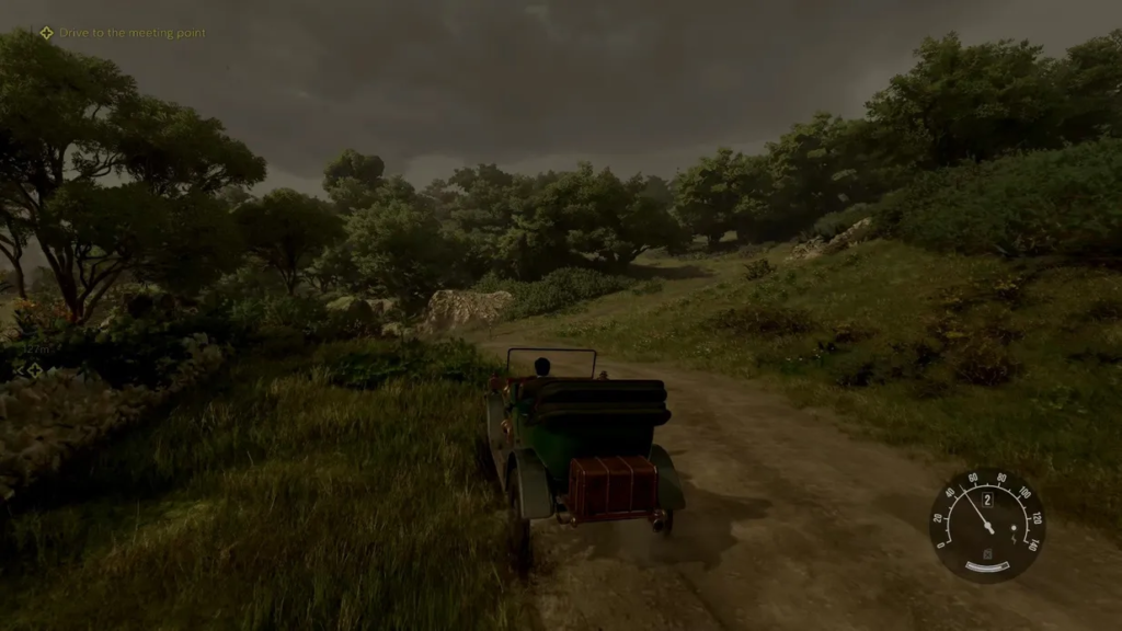 Машина едет по грунтовой дороге среди деревьев