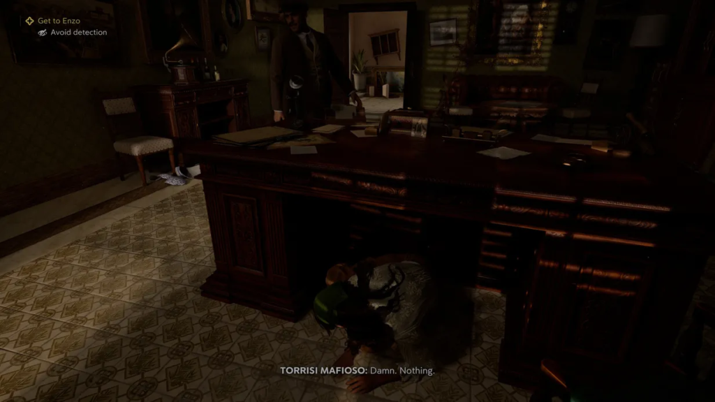 Персонаж прячется под столом в офисе игры Mafia II