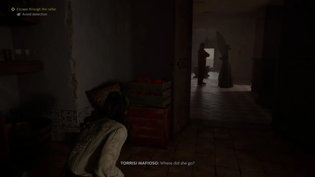 Девушка прячется за ящиками в коридоре дома