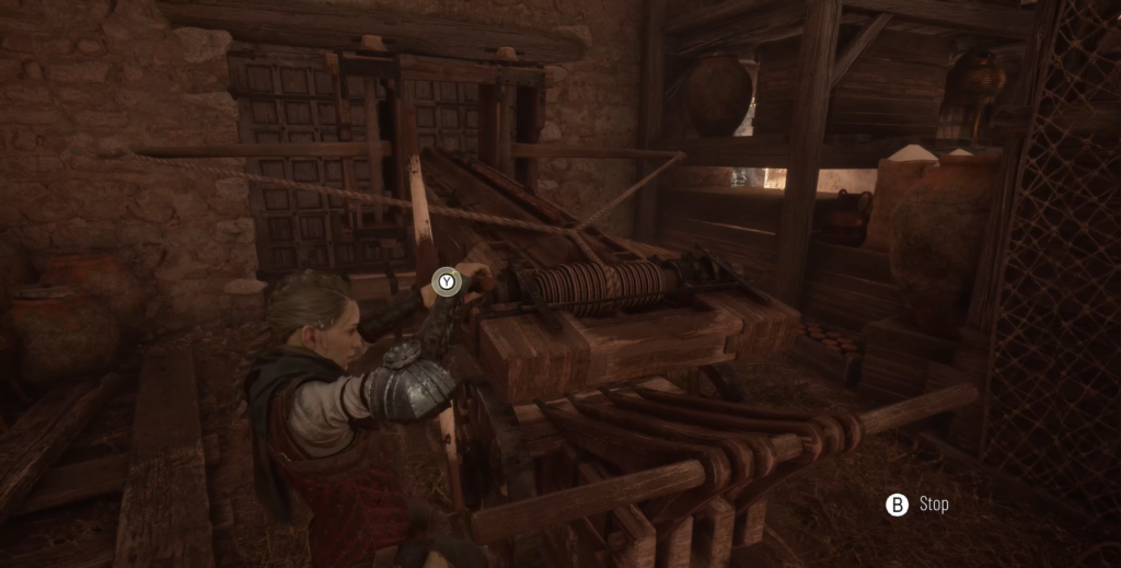 Амиция де Рун крутит лебёдку в сарае A Plague Tale