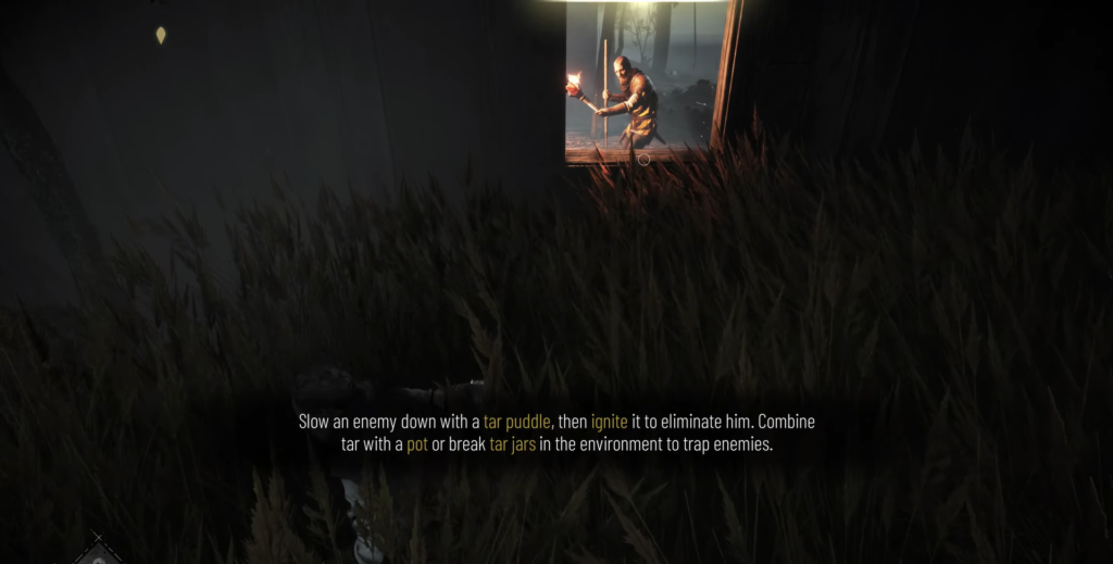 Враг с факелом у входа в хижину