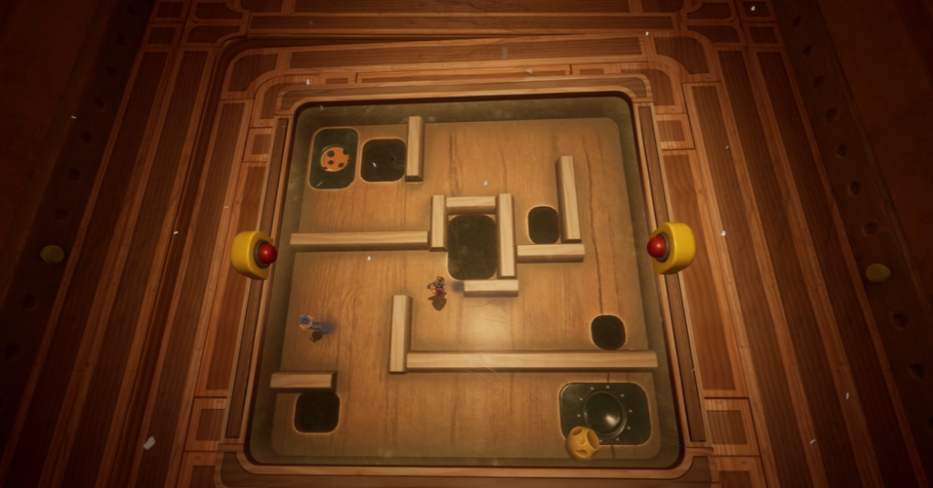 Мэй и Коди бегут по деревянному лабиринту сверху