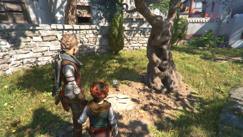 Амиция и Гуго стоят у дерева во дворе