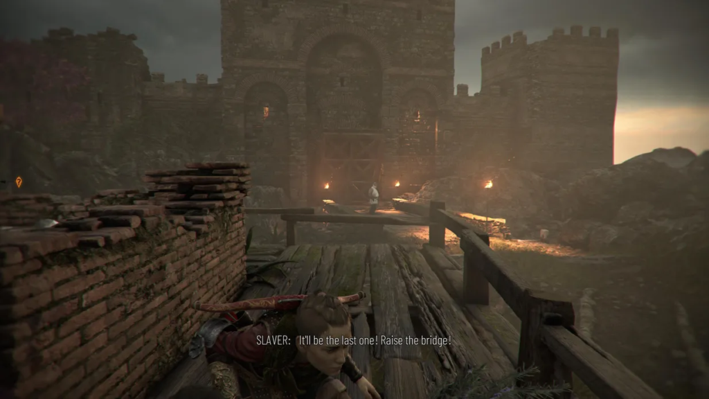 Девушка прячется на деревянном мосту у крепости