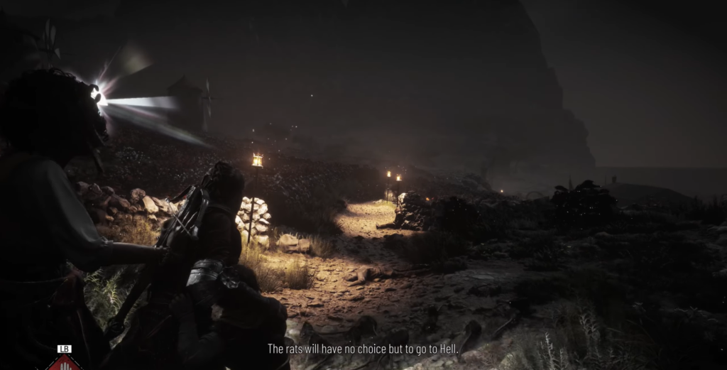 Персонажи крадутся по тропе с факелами ночью