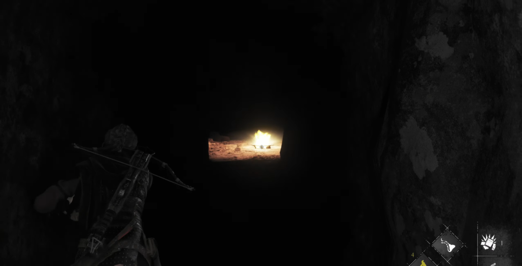 Лара Крофт из Tomb Raider смотрит на костёр в пещере