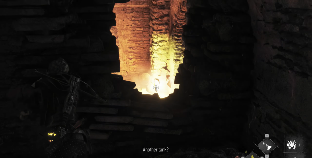 Лучник целится в освещённый проход в руинах