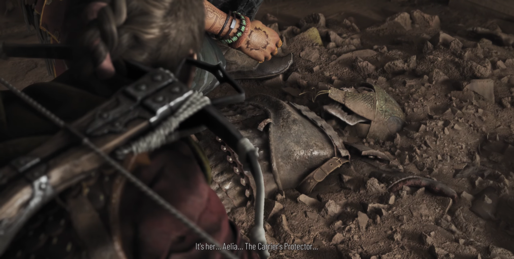 Рука с татуировкой держит нож над телом в пыли