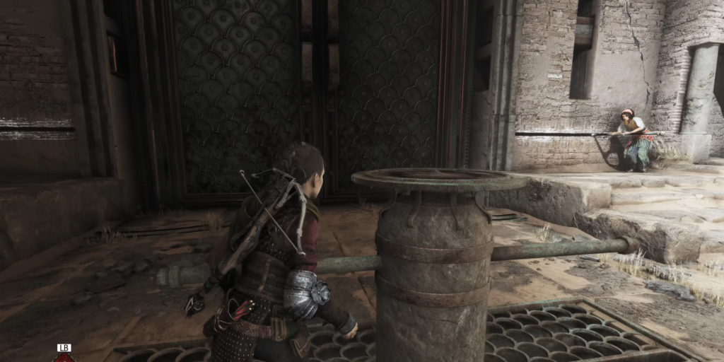 Амиция де Рун прячется за колонной в крепости