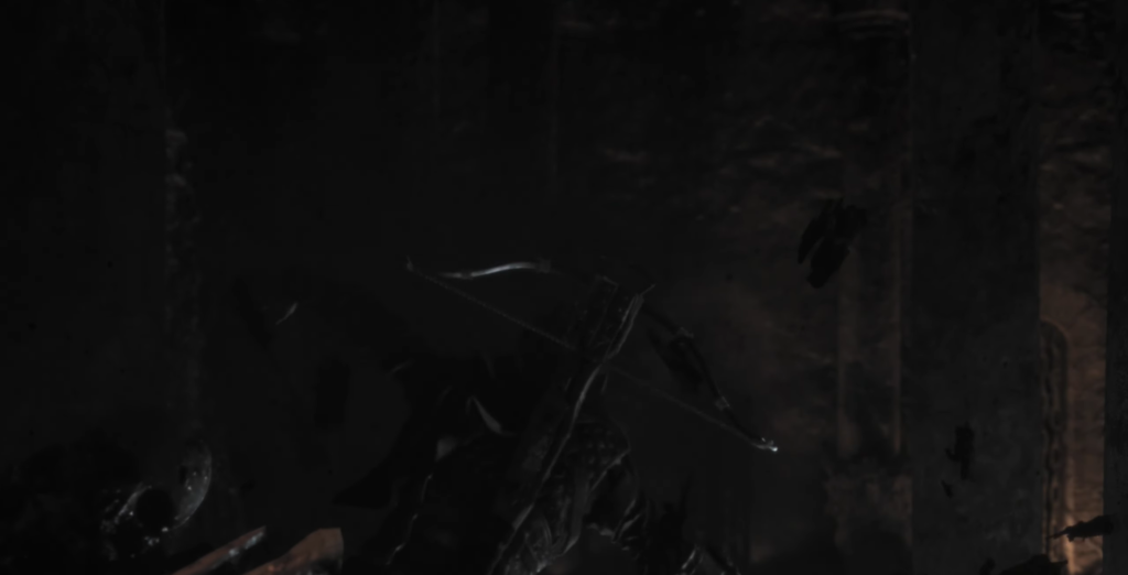 Тёмный силуэт в плаще стоит в лесу