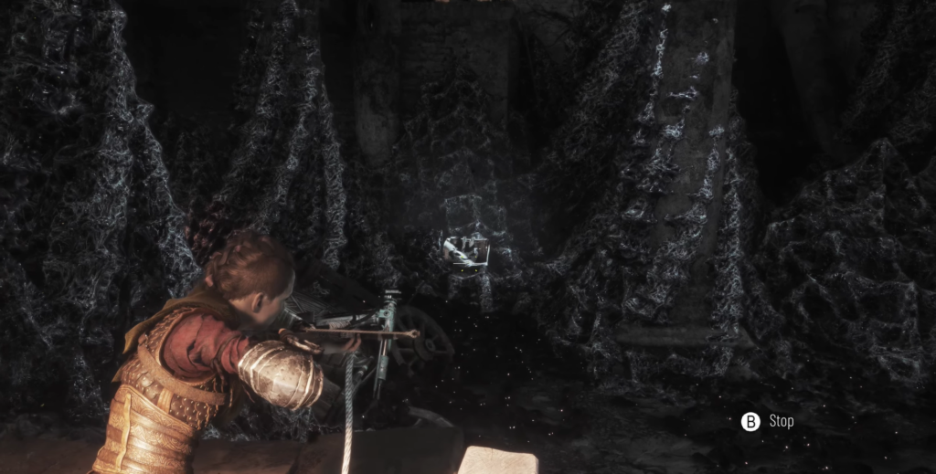 Амиция де Рун целится из арбалета в пещере