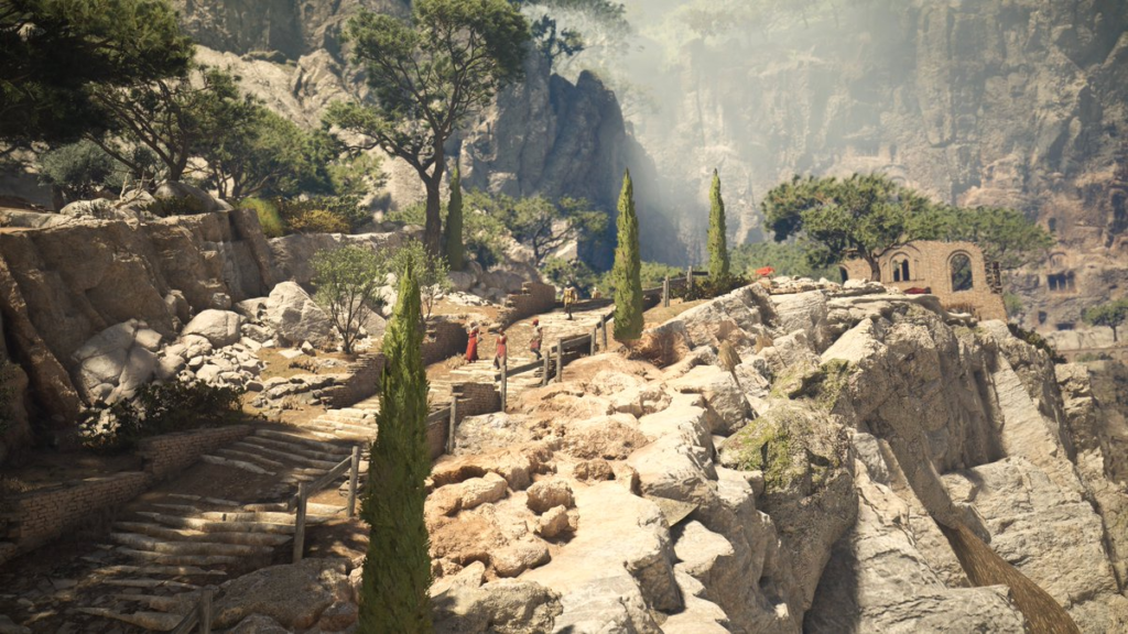 Люди идут по горной тропе среди скал