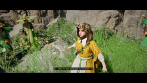 Девочка в жёлтом платье стоит на траве