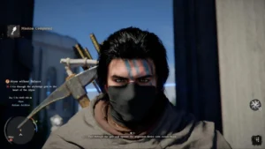 Мужчина в маске смотрит в камеру в игре