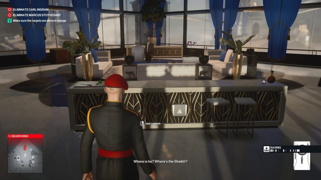 Агент 47 из Hitman стоит в лаунже