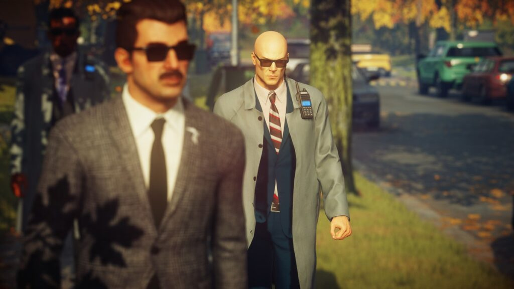 Агент 47 из Hitman идет по улице