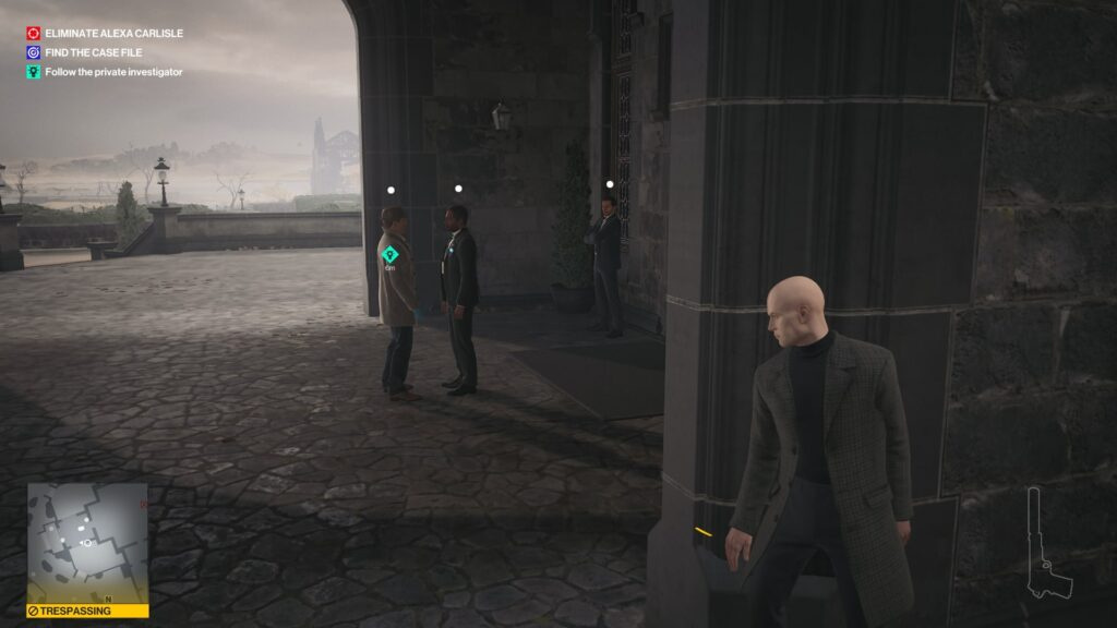 Агент 47 из Hitman прячется у каменной стены замка