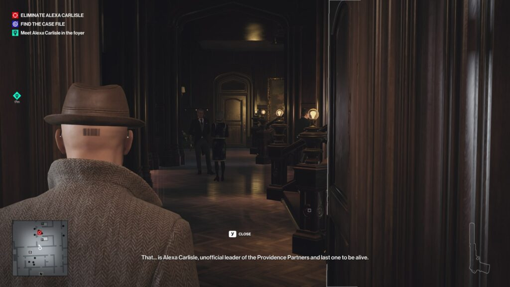 Агент 47 из Hitman наблюдает в коридоре особняка