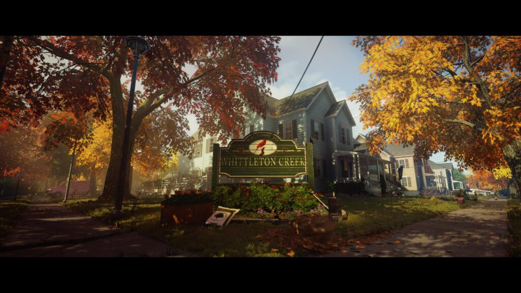 Табличка Whittleton Creek у домов среди осенних деревьев