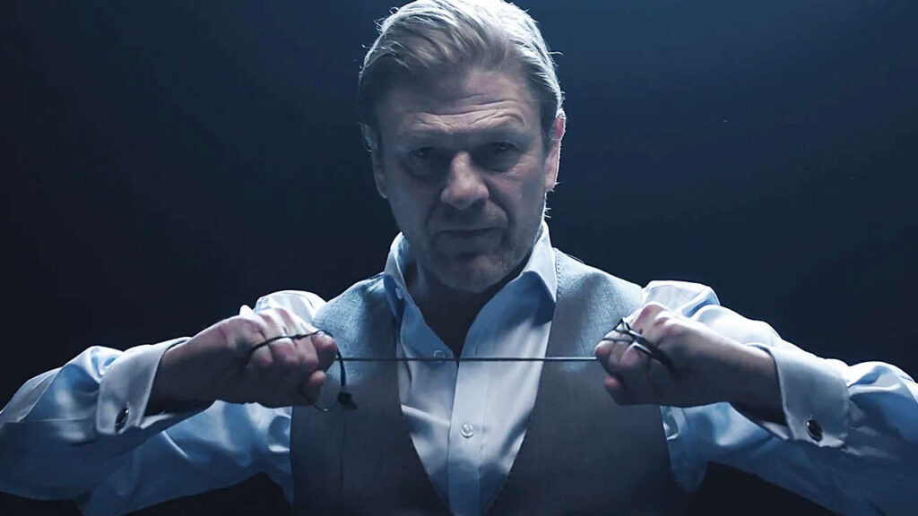 Мужчина натягивает проволоку руками в темноте