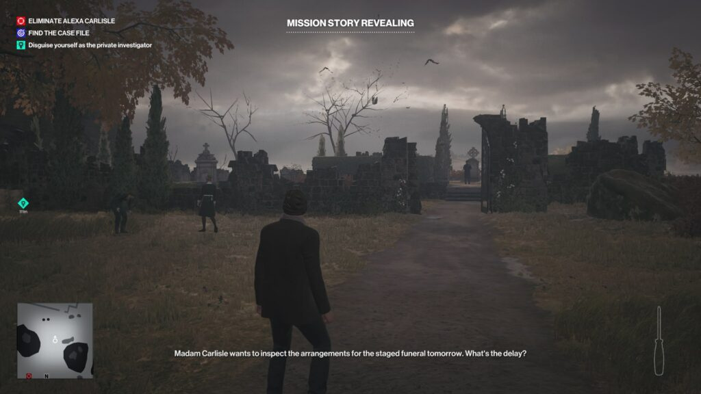 Агент 47 из Hitman идет по кладбищу