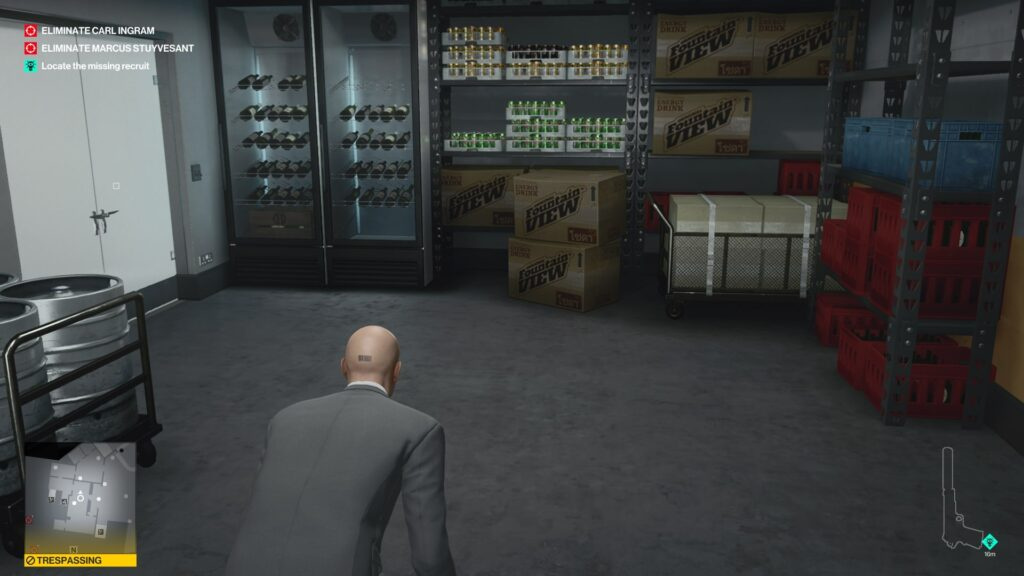 Агент 47 крадётся в складском помещении Hitman 2