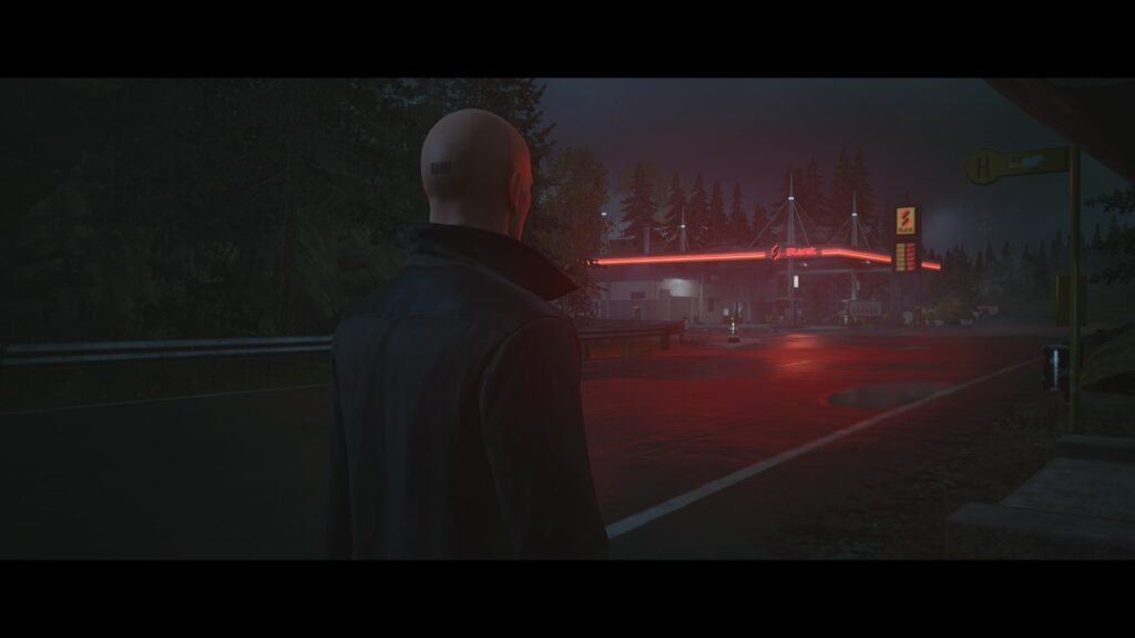 Агент 47 из Hitman смотрит на заправку ночью