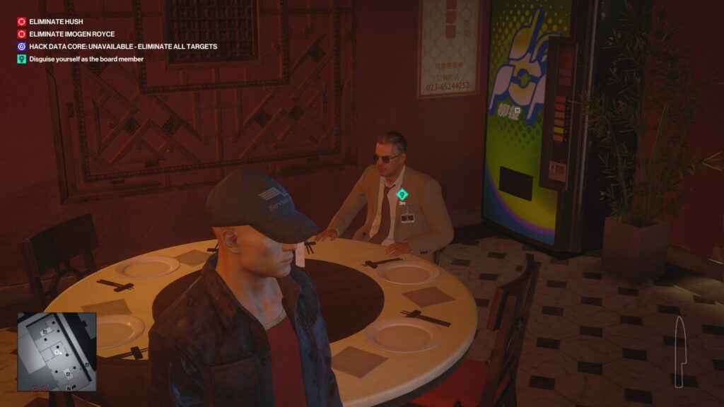 Агент 47 из Hitman стоит в ресторане у стола