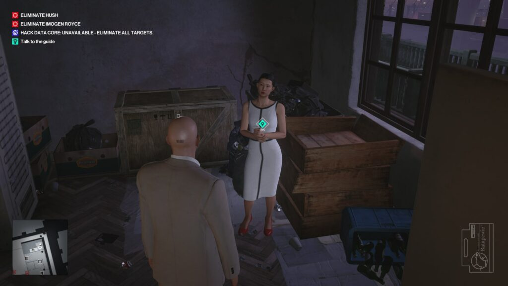 Агент 47 из Hitman разговаривает с женщиной в комнате