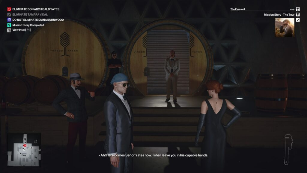 Агент 47 в Hitman стоит в винном погребе