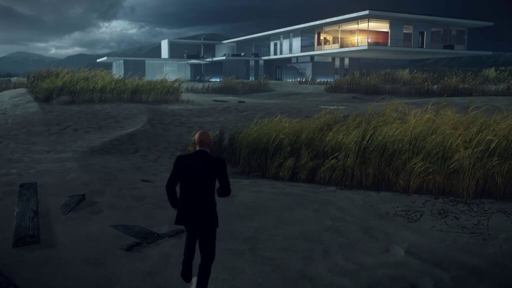 Агент 47 из Hitman бежит к вилле ночью