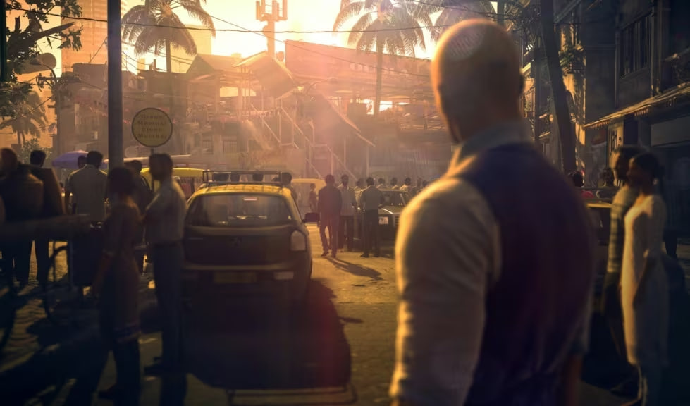 Лысый мужчина смотрит на толпу на улице