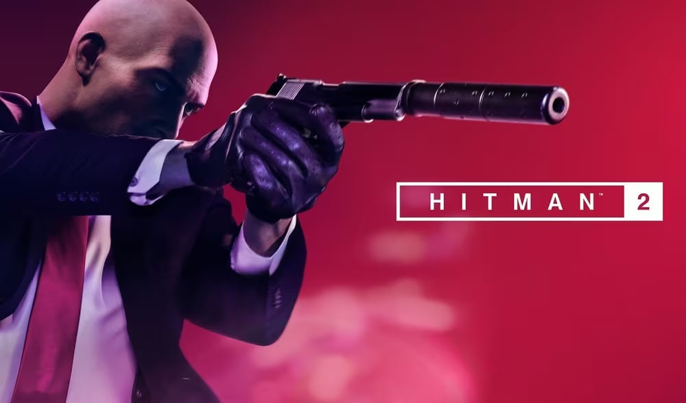 Агент 47 из Hitman 2 целится пистолетом на красном фоне