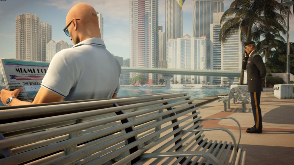 Агент 47 из Hitman читает газету на набережной