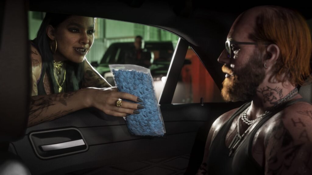 Женщина передает пакет синих таблеток в машине