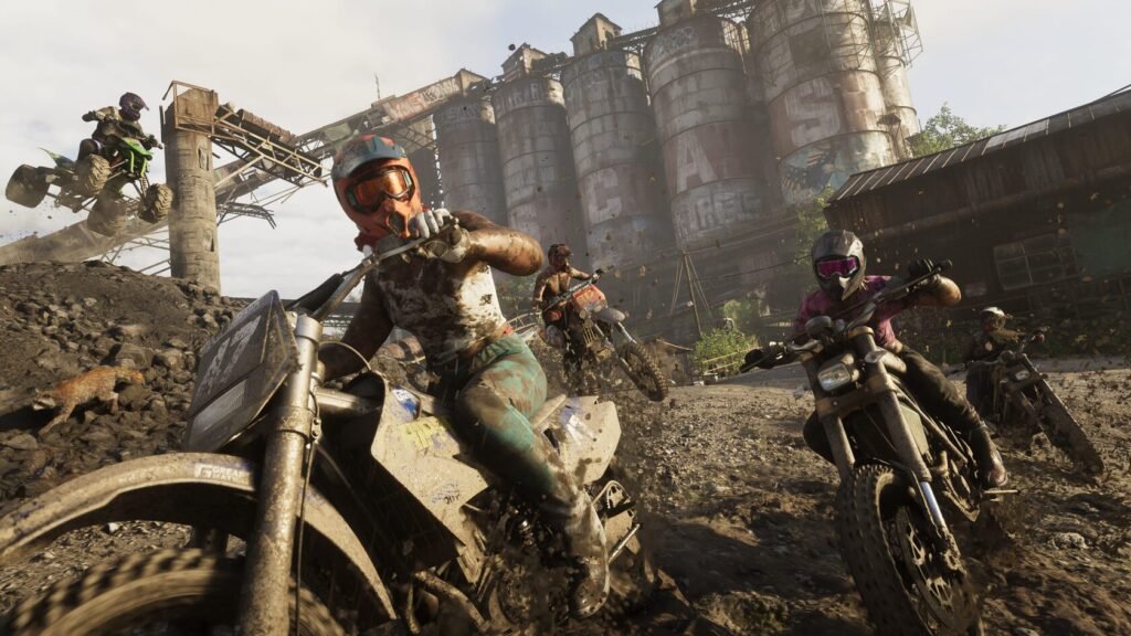 Гонщики на мотоциклах едут по грязи у силосов