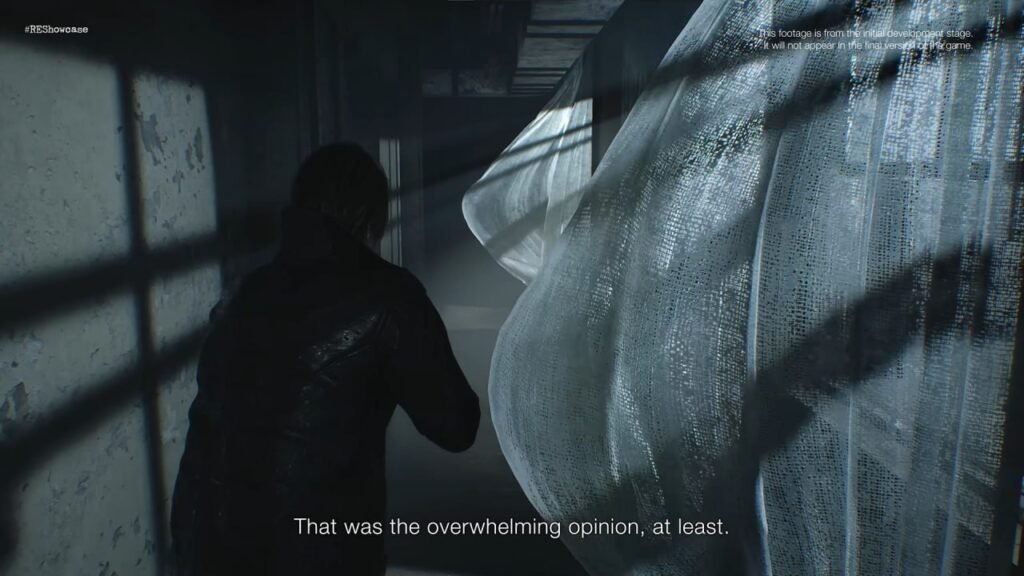 Мужчина идет по коридору рядом с занавеской